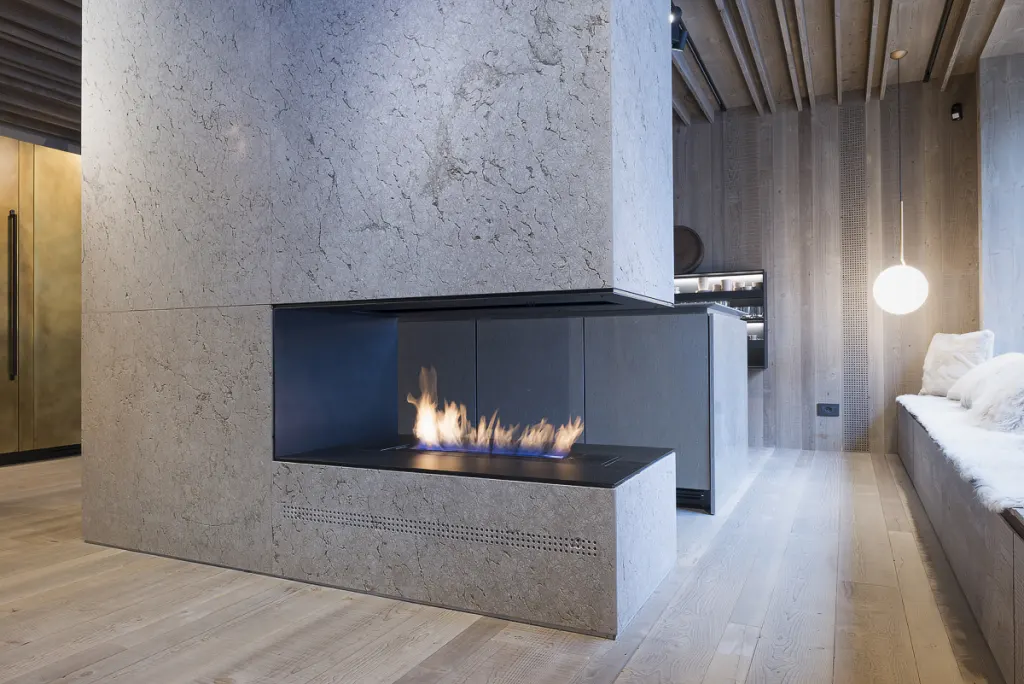 Showroom Pietra di Castellavazzo – salotto e camino