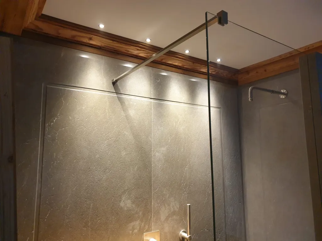 Bagno con doccia in pietra – doccia