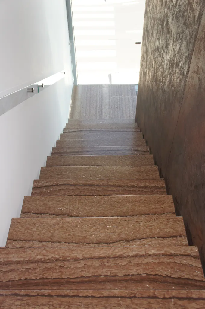 Casa con scala in pietra rosata – scala