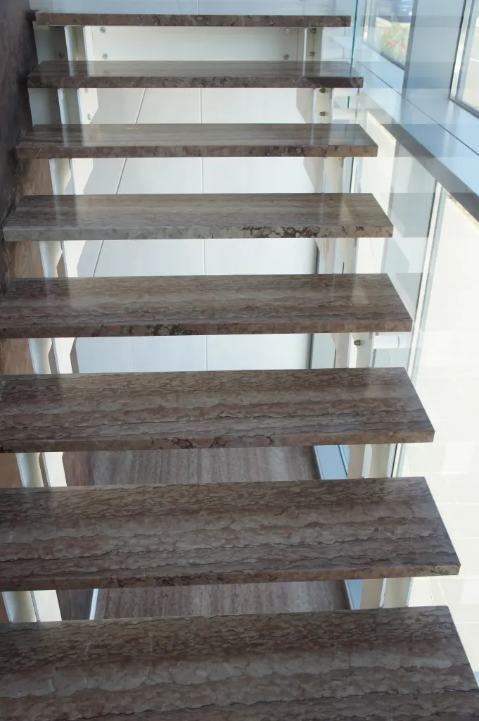 Casa con scala in pietra rosata – scala