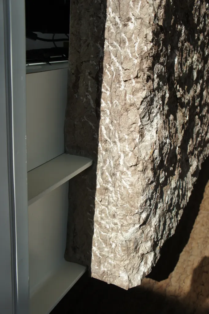 Casa con scala in pietra rosata – parete grezza