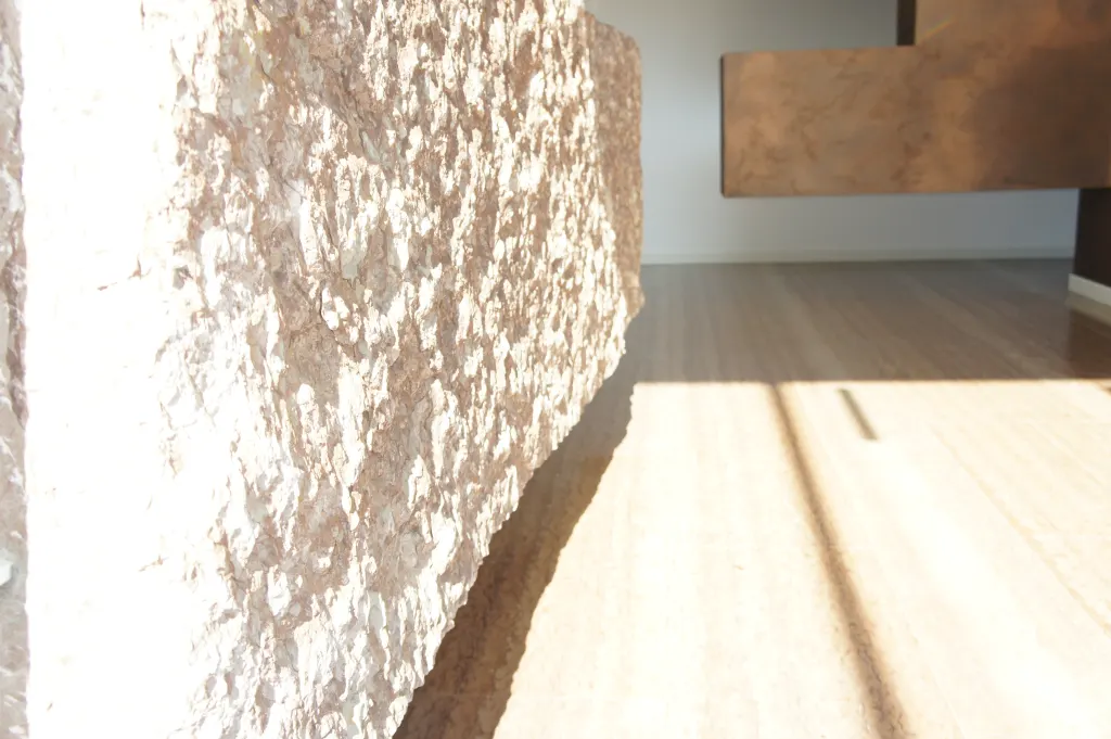Casa con scala in pietra rosata – parete grezza