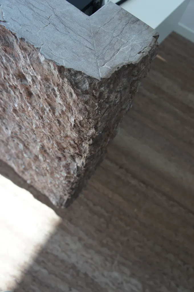 Casa con scala in pietra rosata – parete grezza