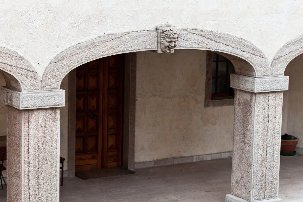 Palazzo storico – facciata e portici