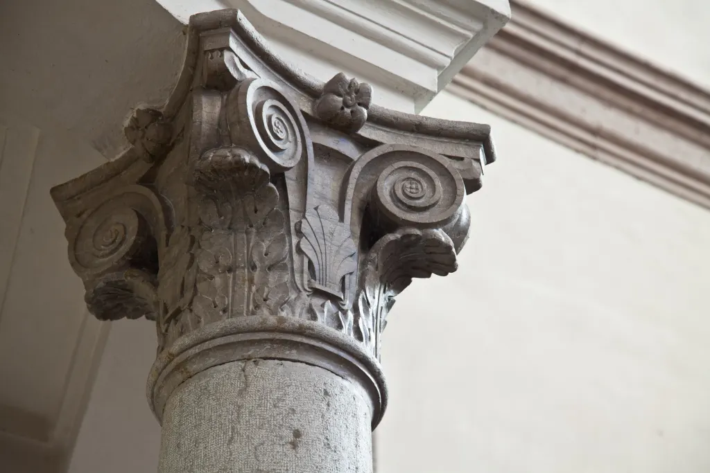 Palazzo storico – colonne e capitelli