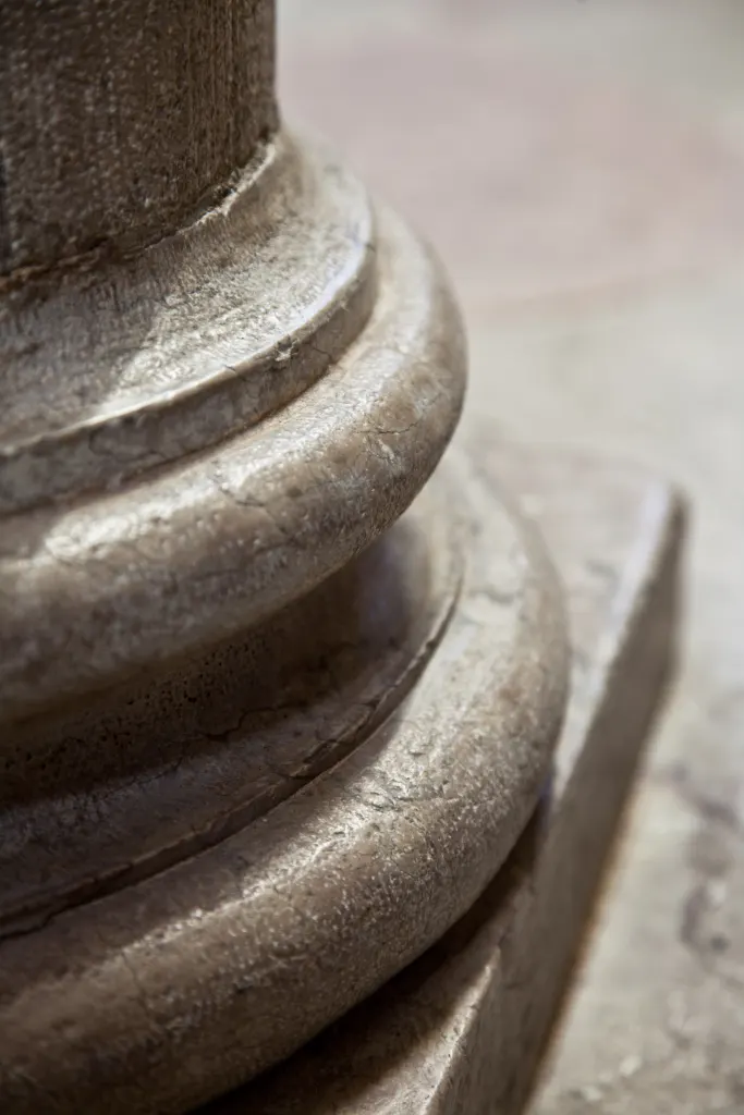 Palazzo storico – colonne e capitelli