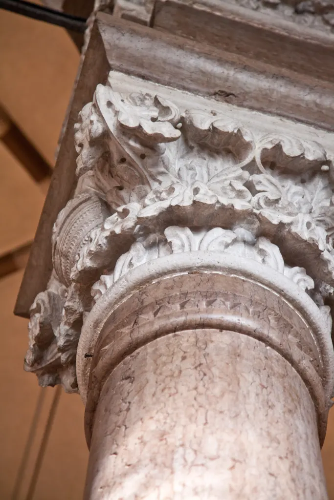 Palazzo storico – colonne e capitelli