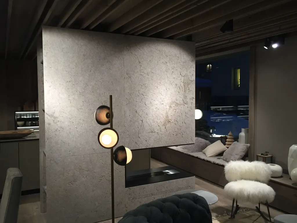 Showroom Pietra di Castellavazzo – salotto e camino