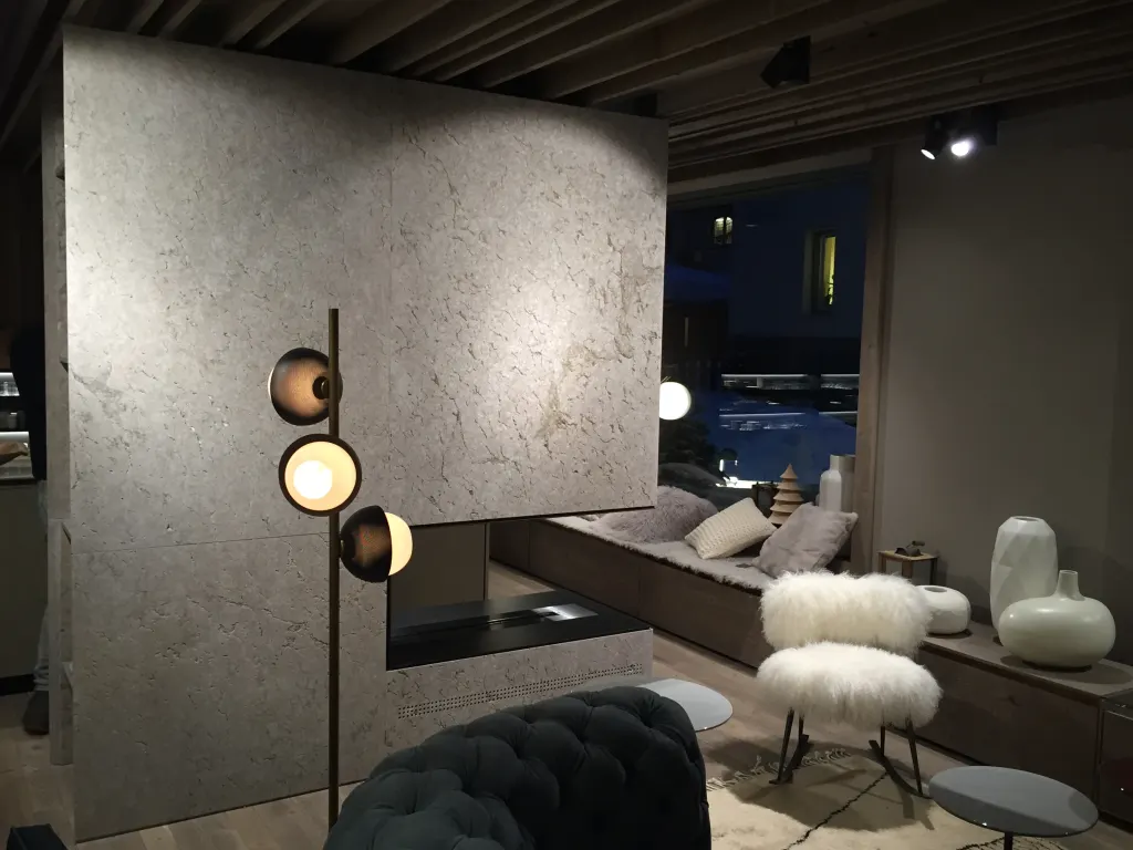 Showroom Pietra di Castellavazzo – salotto e camino