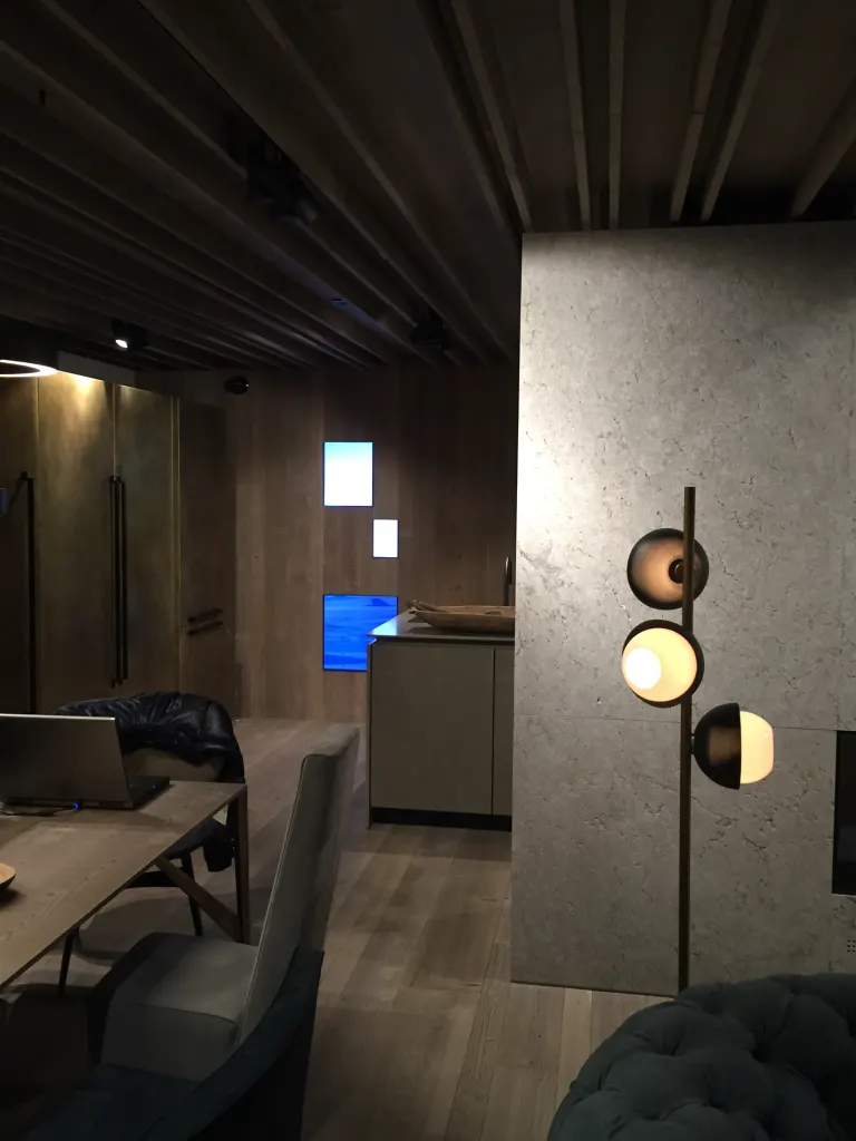 Showroom Pietra di Castellavazzo – salotto e camino
