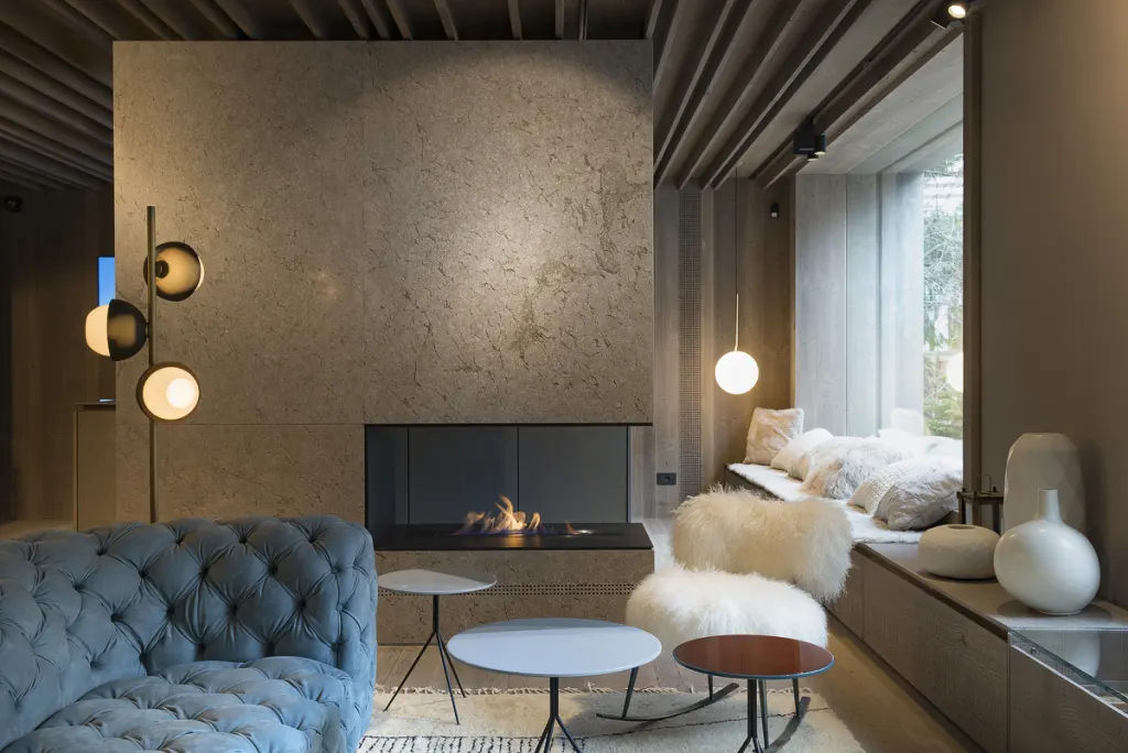 Showroom Pietra di Castellavazzo – salotto e camino